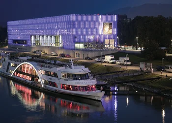 Festliche Buffetfahrt am Kristallschiff in Linz